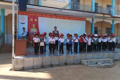 TRAO TẶNG MŨ BẢO HIỂM CHO HỌC SINH LỚP 1